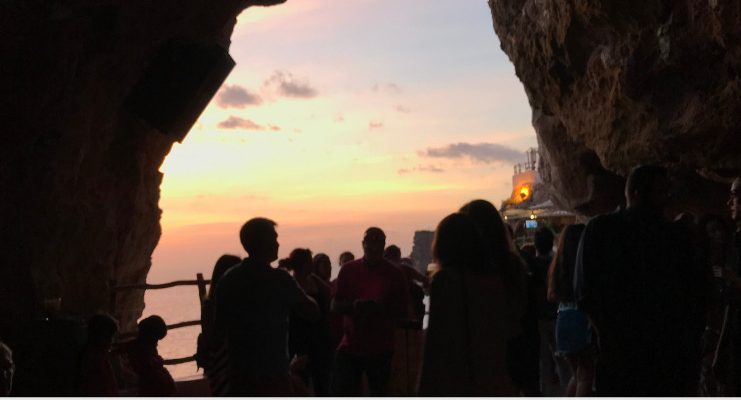 Tramonto dalla grotta principale della Cova d'en Xoroi