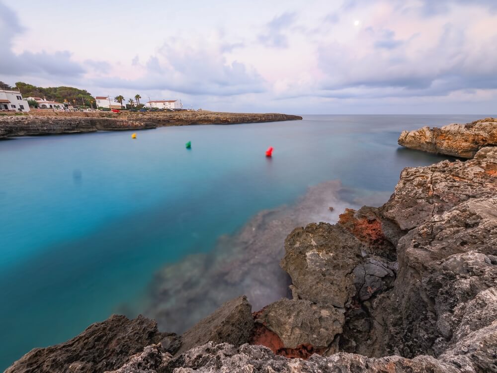 Cala Blanca: una de las mejores playas de Menorca para pasar el día en familia