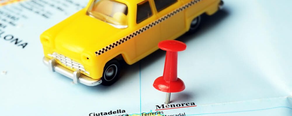 Miniatura de un taxi encima de un mapa