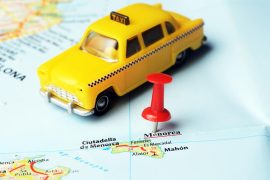 Miniatura de un taxi encima de un mapa