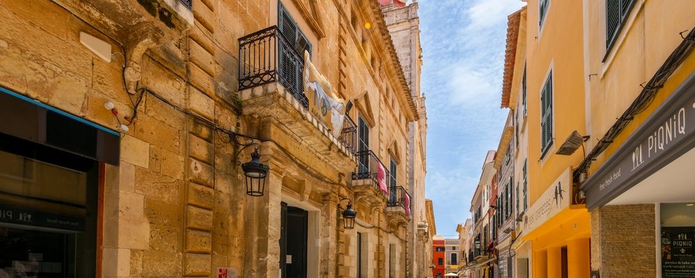 Menorca en Primavera y Otoño: Por Qué Visitar Menorca en Primavera u Otoño es Ideal para los Viajeros